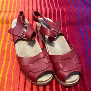 Lotta from Stockholm red wooden peep toe clogs!